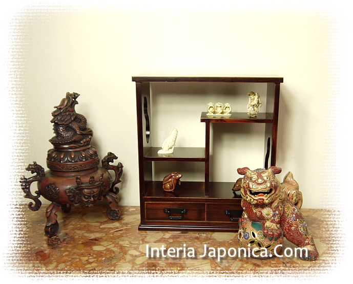 коллекция японских нэцкэ, полочка для коллекции нэцкэ
