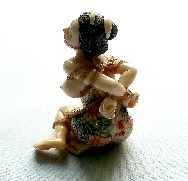 японская нецка из слоновой кости Связанная Гейша