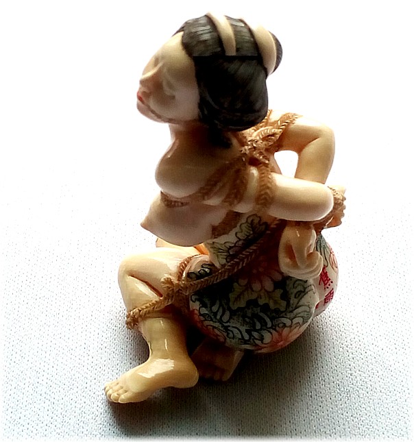 японская эротичжская нэцкэ из слоновой кости в виде связанной гейши