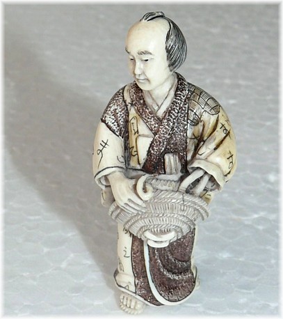 антикварная японская нецка Мужчина с плетеной шляпой в руке
