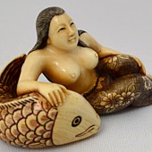  японская антикварная нэцкэ из слоновой кости Женщина с рыбой