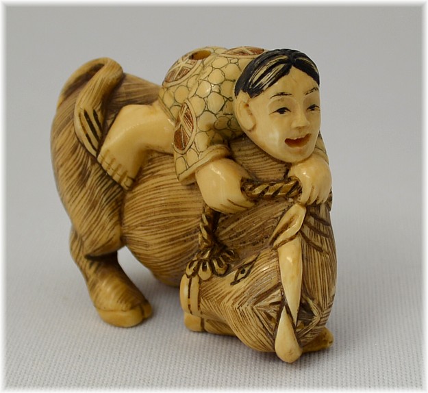 антикварная японская нецка из слоновой кости Мальчик и бык, начало эпохи Мэйдзи
