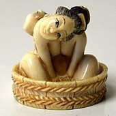  японская антикварная нэцкэ из слоновой кости Женщина в бане