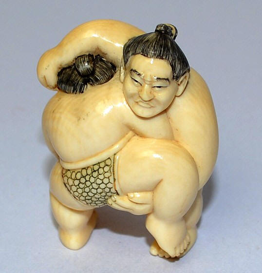 Борцы Сумо, японская нэцкэ из слоновой кости, 1920-е гг.