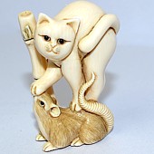  японская нэцкэ из слоновой кости Кошка и мышь