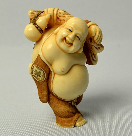 антикварный подарок: нэцкэ из слоновой кости Хотэй с мешком богатства и счастья, 1920-е гг.