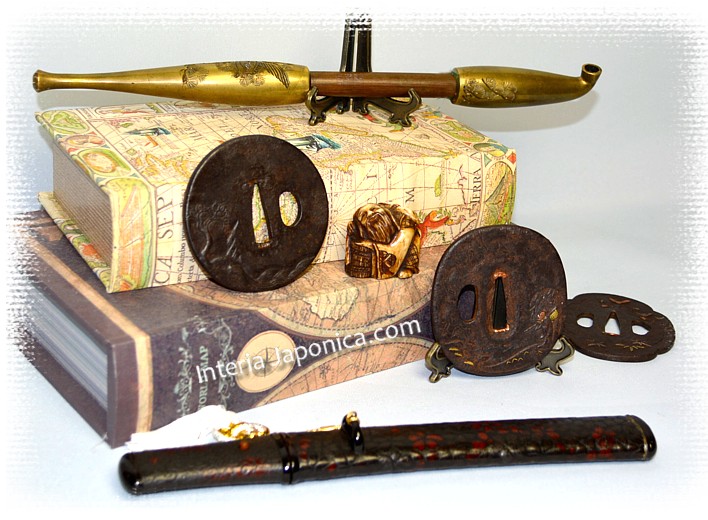 коллекция японского антиквариата: курительная трубка, нож невесты, цубы (гарды меча), нецка
