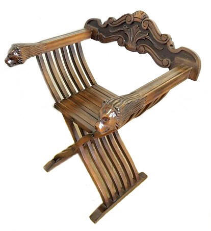 Резные деревянные стулья