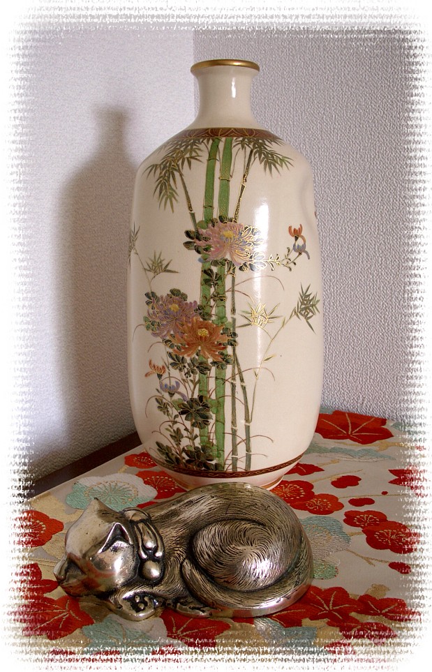 японская фарфоровая ваза Сацума и серебряная статуэтка Спящая Кошка