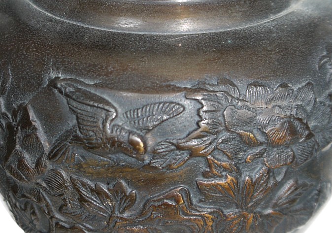 деталь рельефа на тулове японской антикварноч бронзовой курильницы