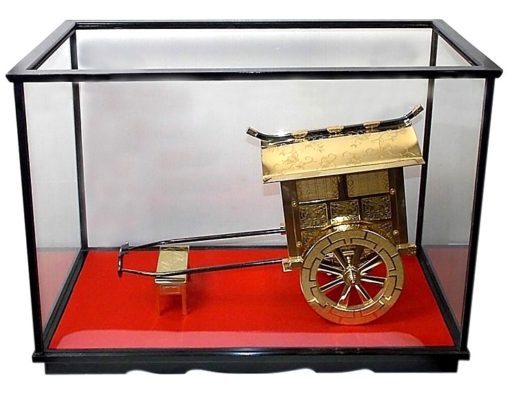 японское интерьерное украшение: золотой дворцовый экипаж