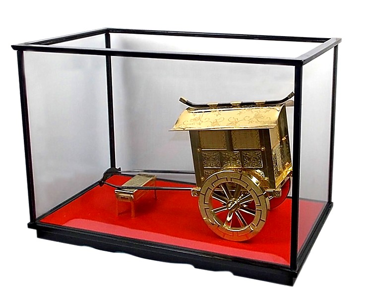 японское интерьерное украшение: золотой дворцовый экипаж
