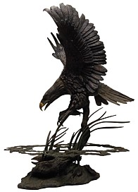 бронзозовая скульптура Орел на охоте
