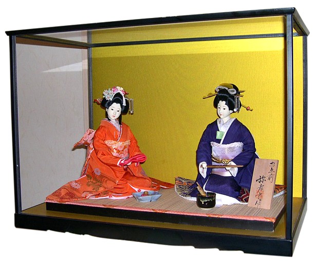 интерьерные японские куклы в стеклянной витрине