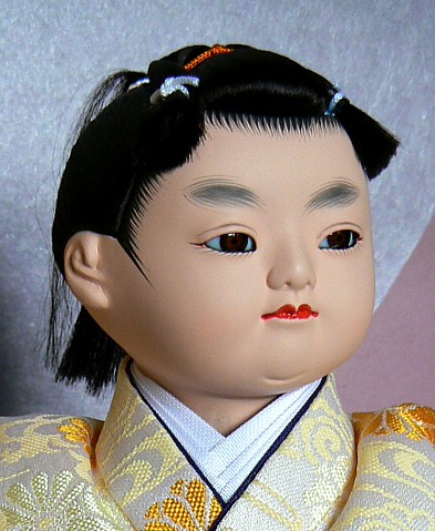 японская авторская кукла Юный Самурай с боевым шлемом кабуто в руке