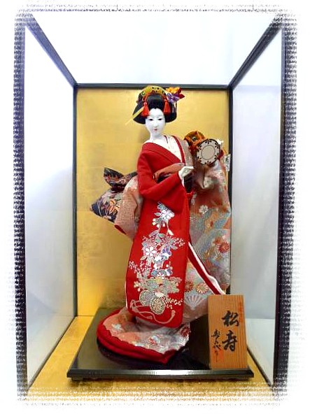 японская кукла в традиционной японской витрине-коробке