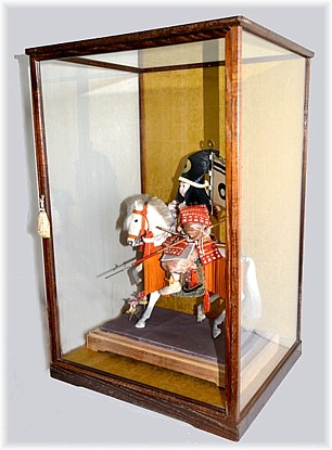 японская антикварная кукла самурай в стеклянной витрине