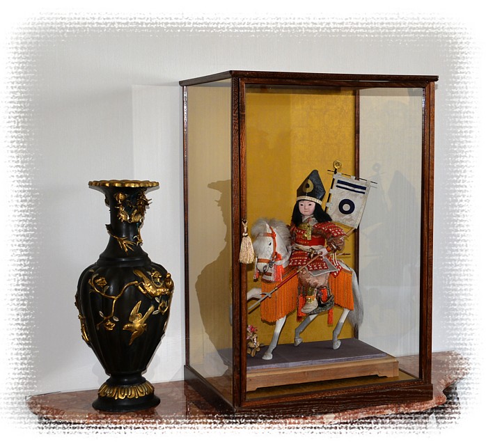 предметы японского искусства: антикварная брозовая ваза и старинная кукла самурай