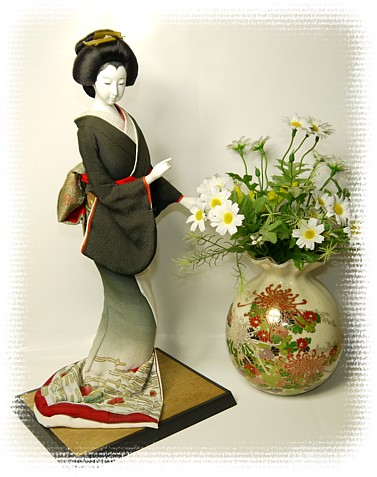 японское искусство: старинная кукла и ваза сацума