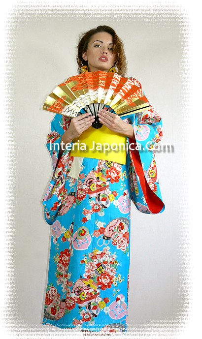 девушка в японском кимоно с веером в руках