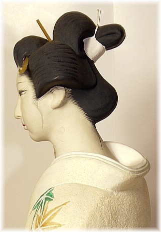 японская статуэтка из керамики Девушка в светлом кимоно, 1950-е гг.