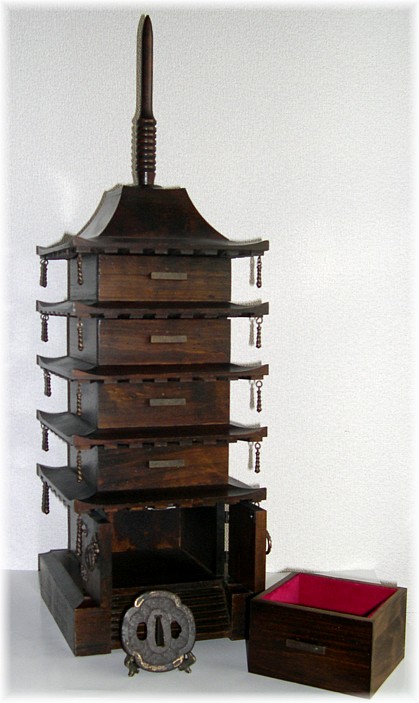 японский интерьер: шкаф для коллекции в виде пагоды, 1930-е гг.