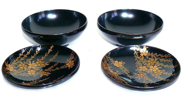 две японские лаковые чашки для еды с крышками и авторским рисунком, эпоха Мэйдзи