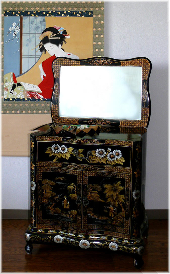 японская картина на свитке и резной шкаф с зеркалом