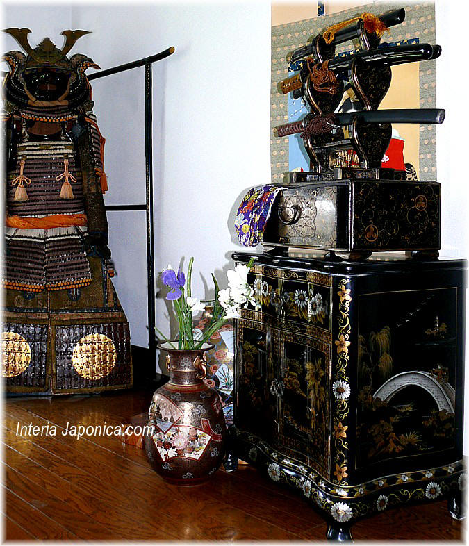 японский стиль интерьера: доспехи самурая и резной деревянный шкаф с росписью