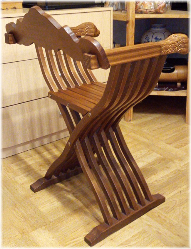 резное деревянное складное кресло