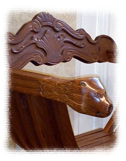 складное деревянное резное кресло: деталь