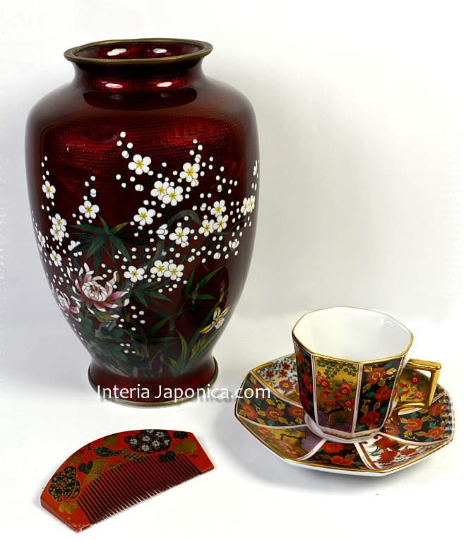 японское искусство: ваза клуазонэ, страинный гребень и фарфоровая чашка