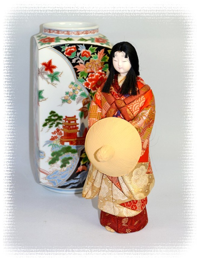 японское искусство: фарфоровая ваза и кукла в технике кимекоми