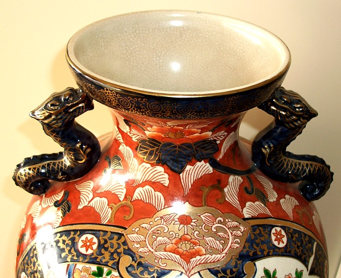 фарфоровая ваза Имари - деталь рисунка и фигуры драконов