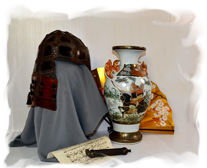 самурайский шлем, ваза и курительная трубка самурая кенка-сисэру