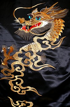 вышивка на японском шелковом кимоно