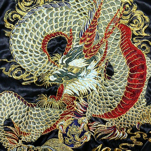 вышивка в виде большого дракона на мужской японской куртке