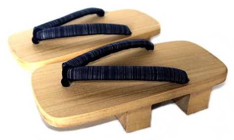 японская традиционная деревянная обувь