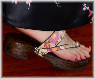 японская традиционная обувь из дерева и ткани кимоно