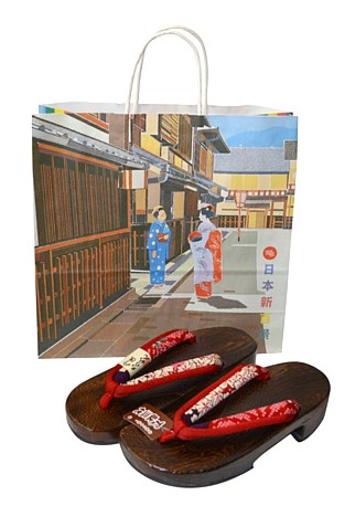 подарочная сумка для японской обуви с изображением старинной улочки Киото. 95 руб.