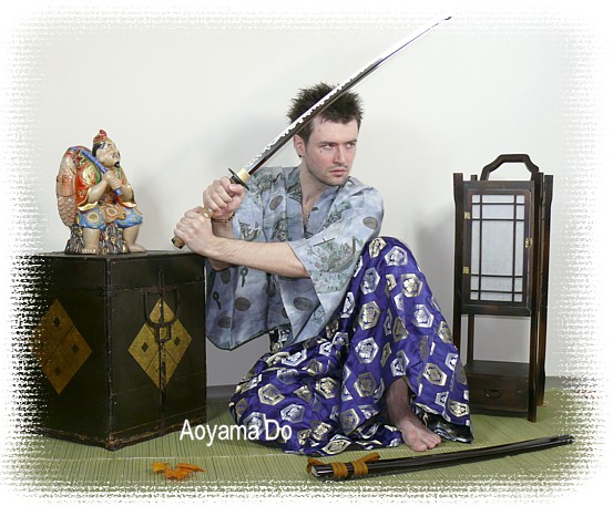 японский меч для практики иайдо. японская одежда: хакама, кимоно