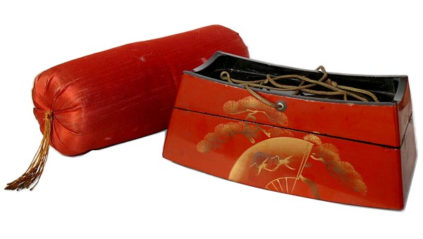 японский лаковый подголовник с шелковой подушечкой и зеркалом