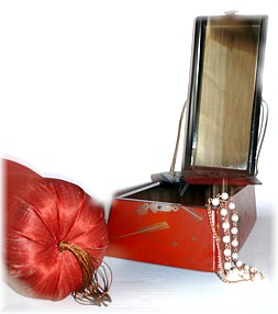 японский деревянный подголовник с шелковой подушечкой и зеркалом