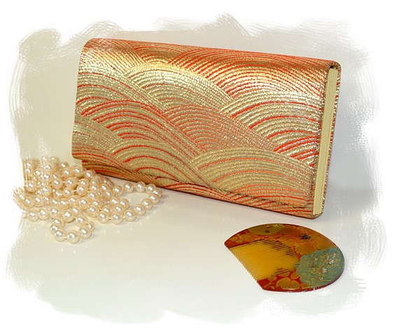 вечерняя шелковая сумочка и антикварный японский гребень для украшения прически