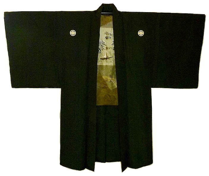 японская традиционная мужская одежда: хаори с фамильными самурайскими гербами и шелковой подкладкой