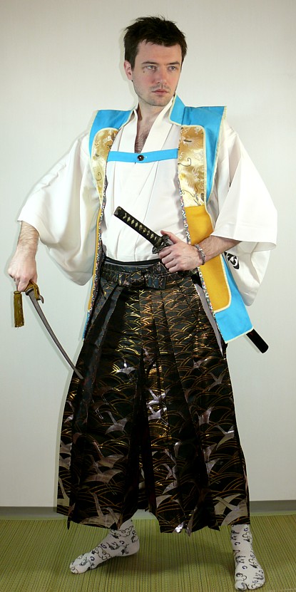 одежда самурая: церемониальная куртка дзимбаори, хакама из парчи, шелковое кимоно