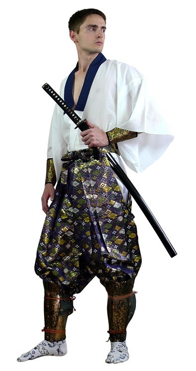 хакама из шелковой парчи, кимоно, катана и поножи сунеатэ 