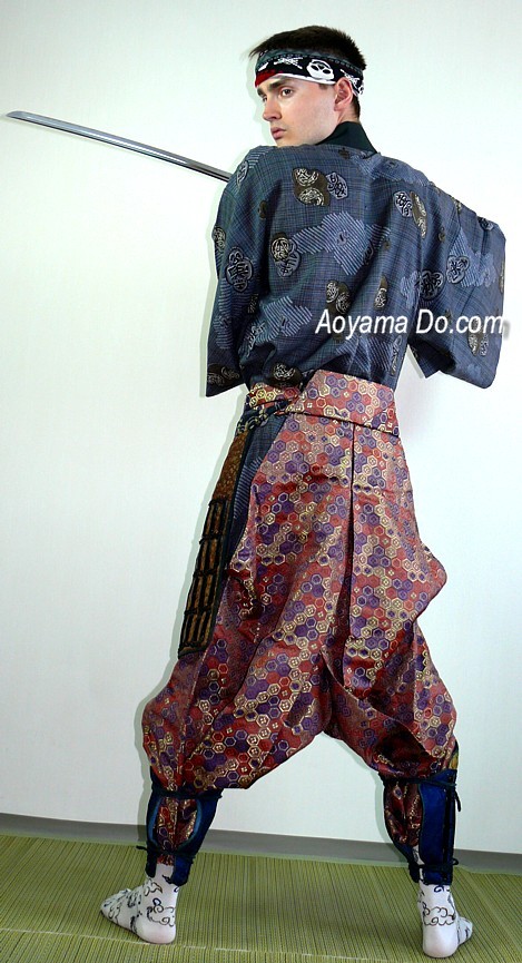одежда самурая: кимоно, хакама из шелковой парчи и детали самурайских доспехов 