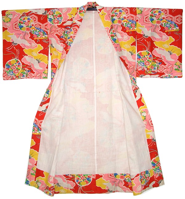 японское традиционное кимоно молодой девушки