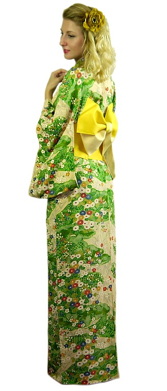 традиционная японская одежда: шелковое кимоно и пояс оби